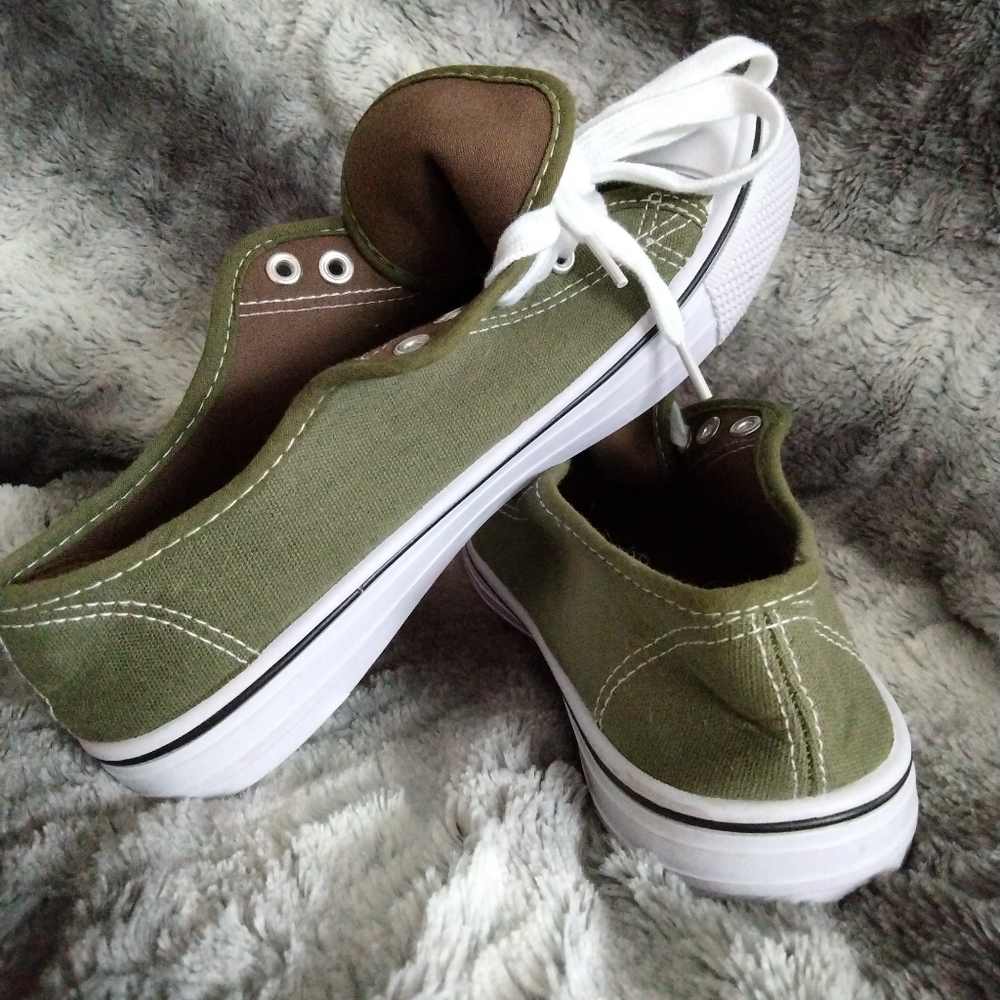 Huntergreen sneakers, size 9, brand new